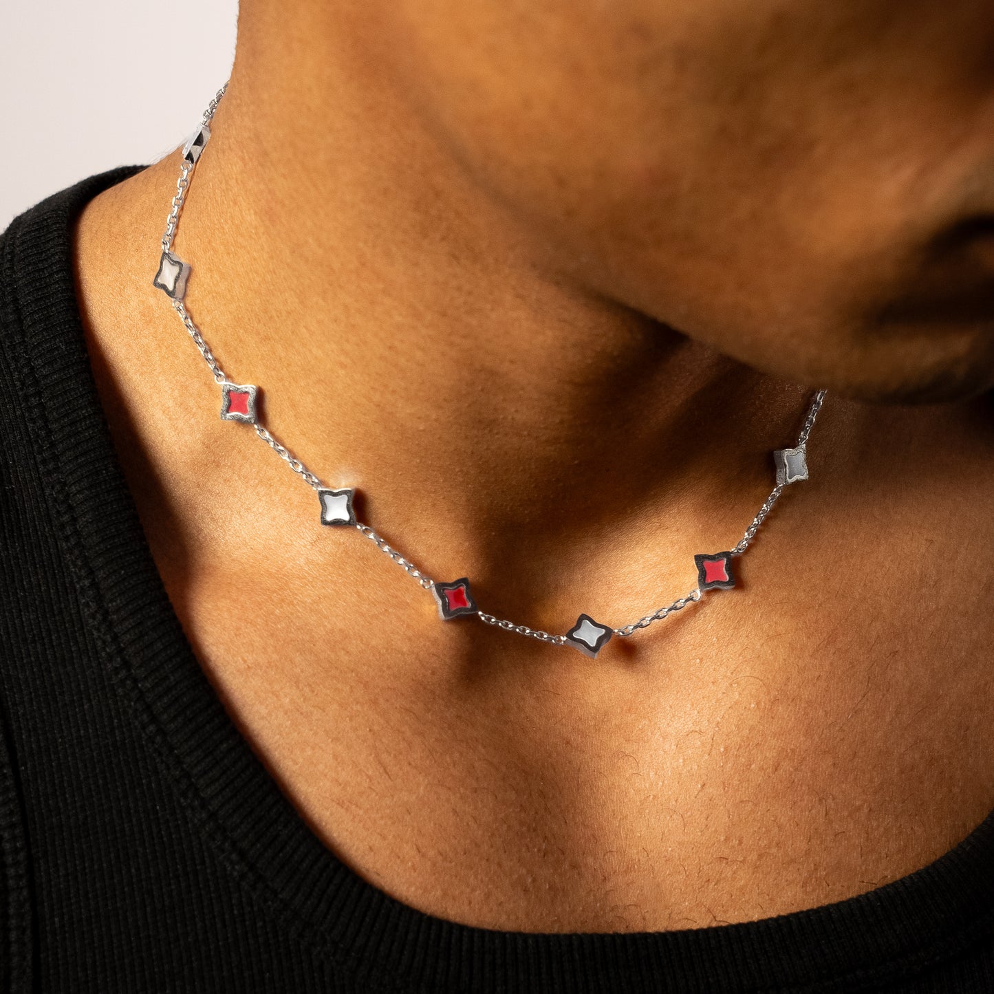 Chaîne Flower câble Argentée - Motif Blanc & Rouge