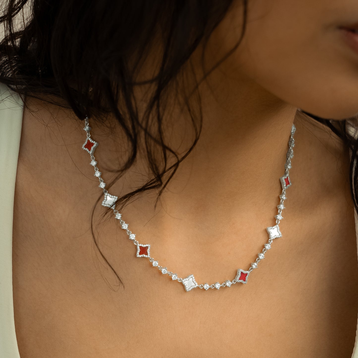 Chaîne Flower Tennis Argentée - Motif Blanc & Rouge