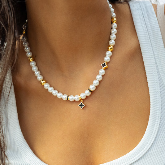 Chaîne Flower Pearl Dorée - Pierres Noires