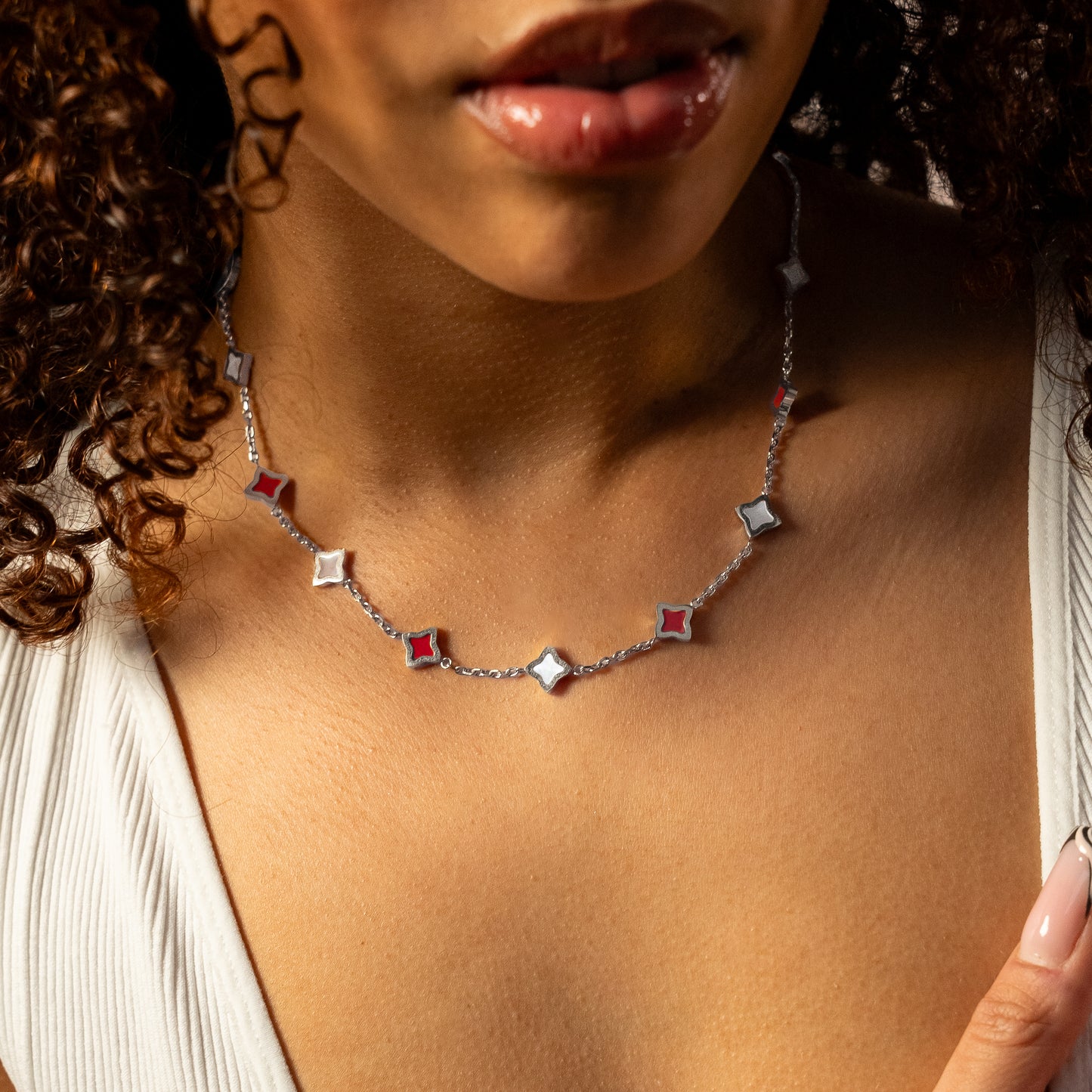 Chaîne Flower câble Argentée - Motif Blanc & Rouge