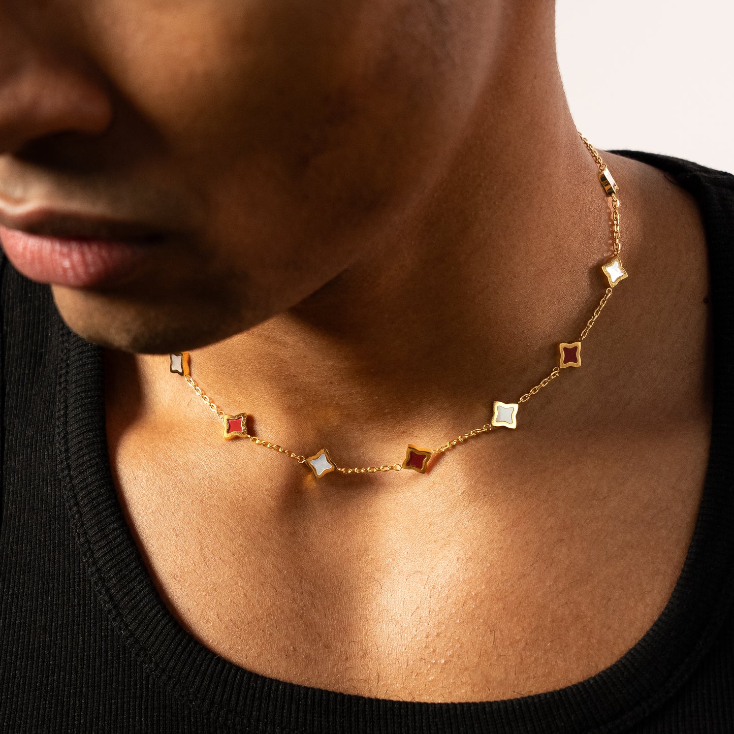 Chaîne Flower câble Dorée - Motif Blanc & Rouge