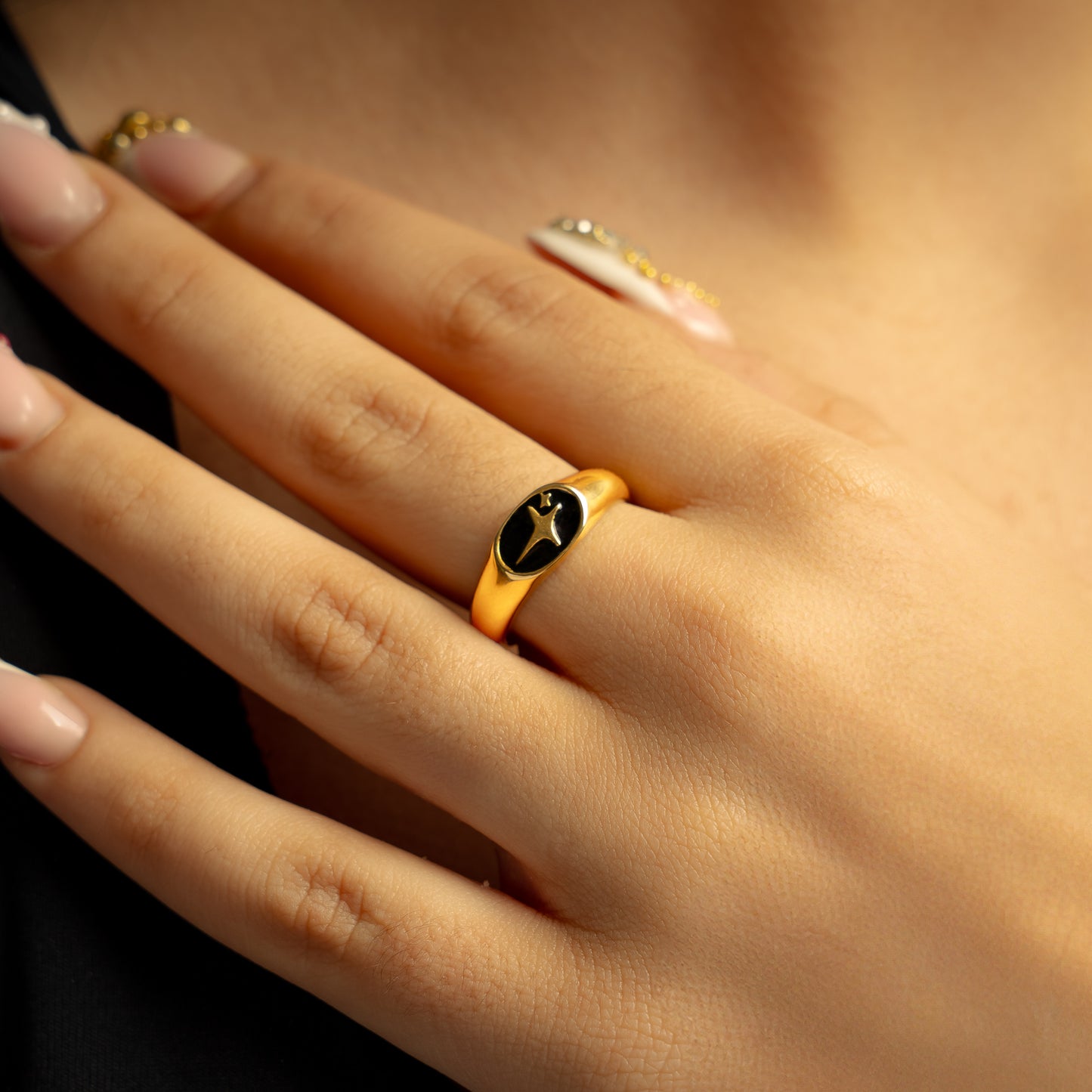 Signature Oval signet ring gold